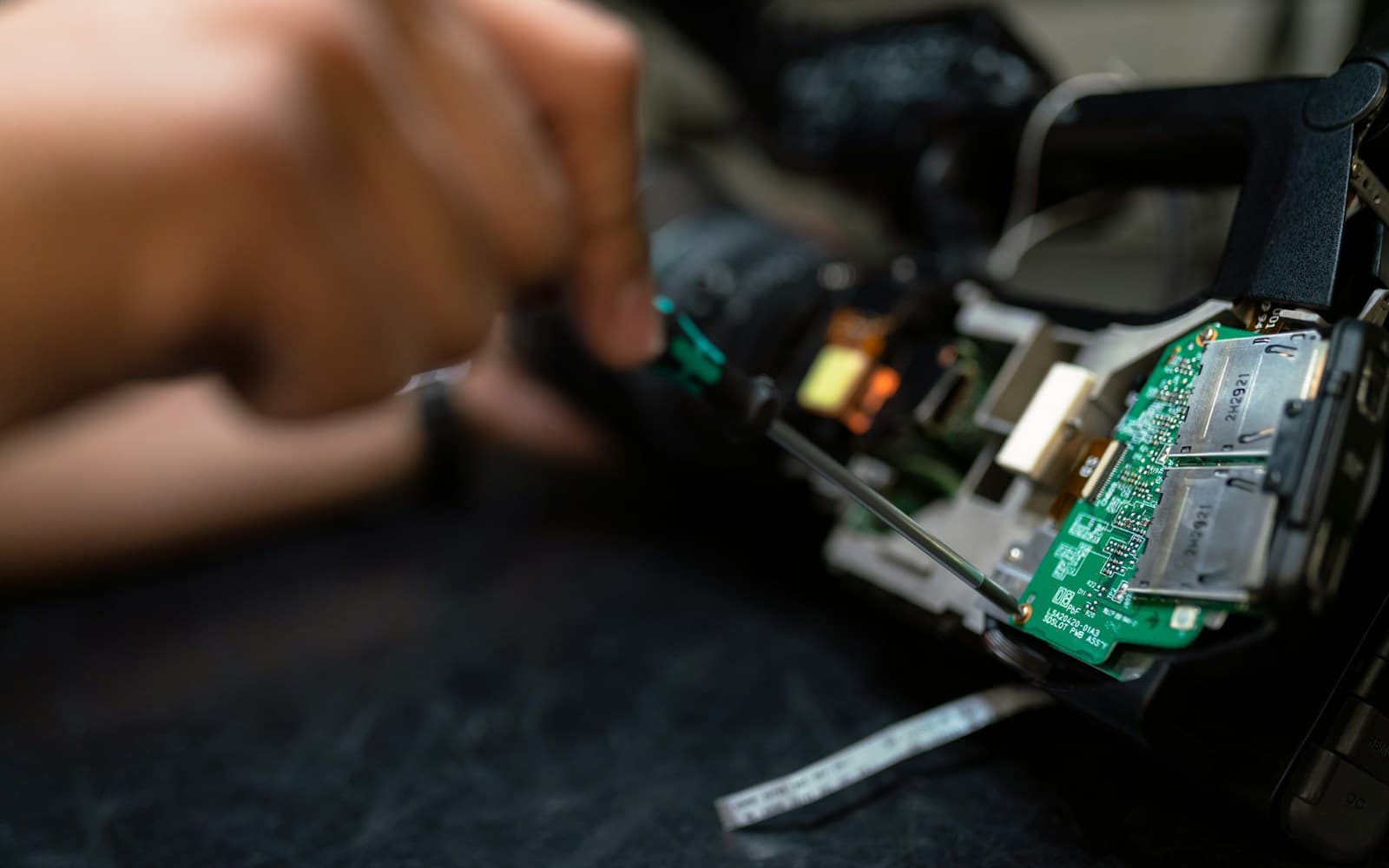 Enfants apprenant le coding et les STEM en classe