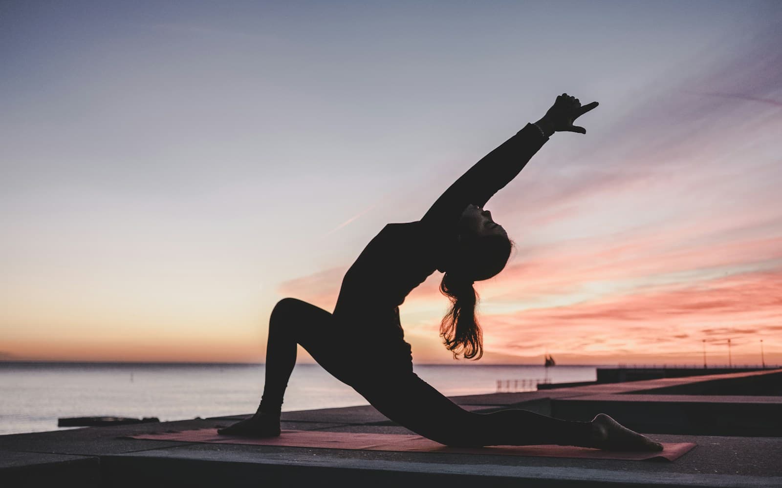 Menschen üben Yoga in einem hellen Studio